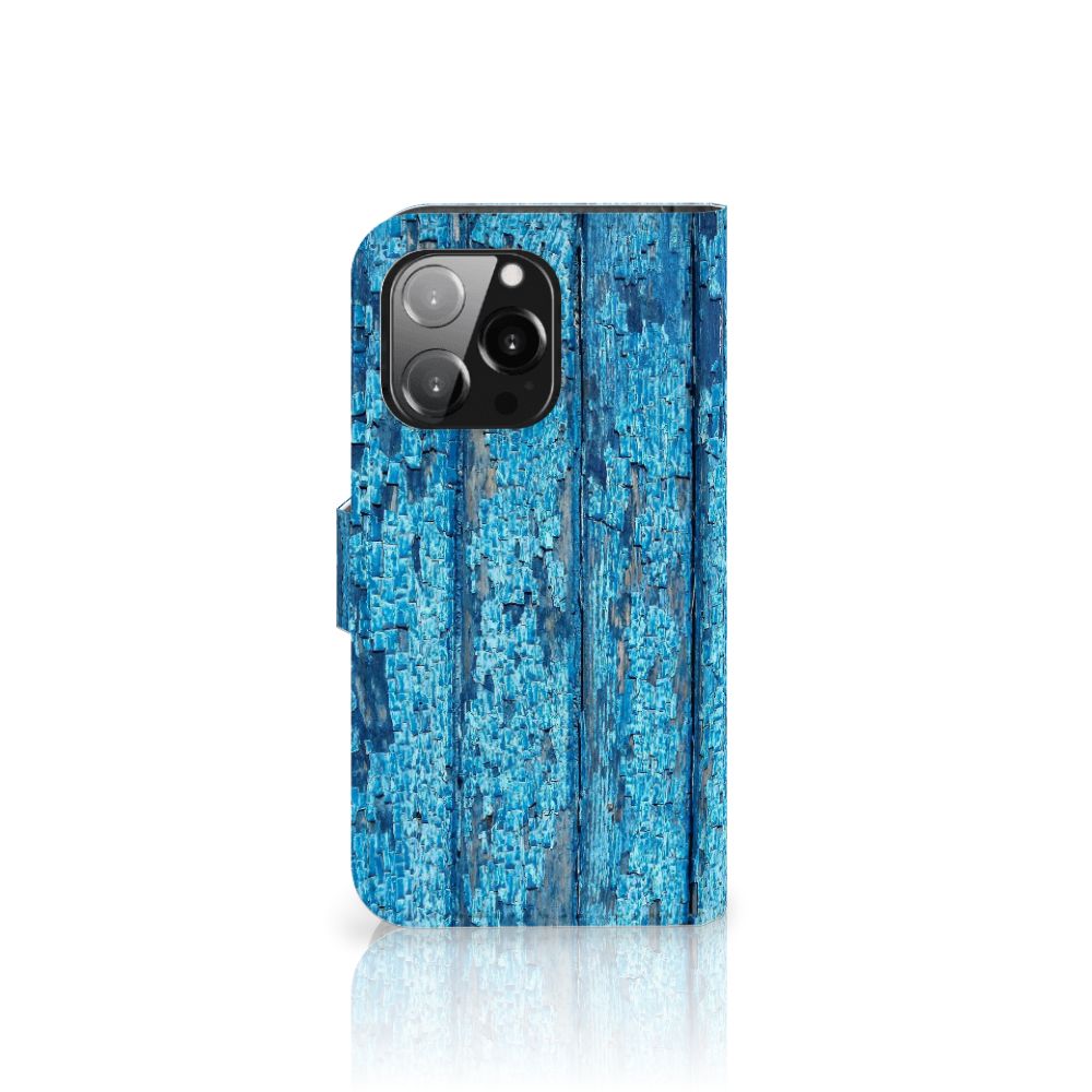 iPhone 13 Pro Book Style Case Wood Blue met afgebladderd blauw houtdesign 🌊 op een witte achtergrond.