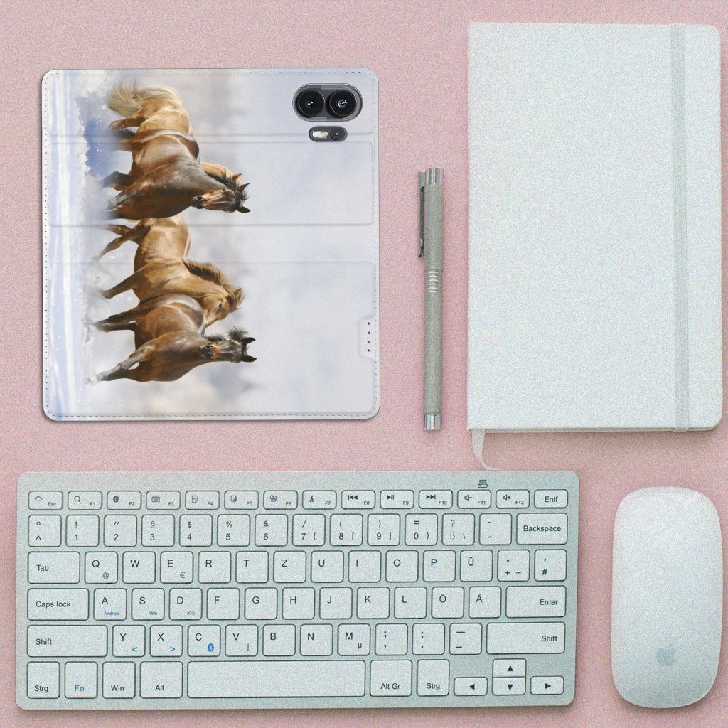 Nothing Phone (2) Hoesje maken Paarden met paardenprint op een bureau met toetsenbord en notitieboek.