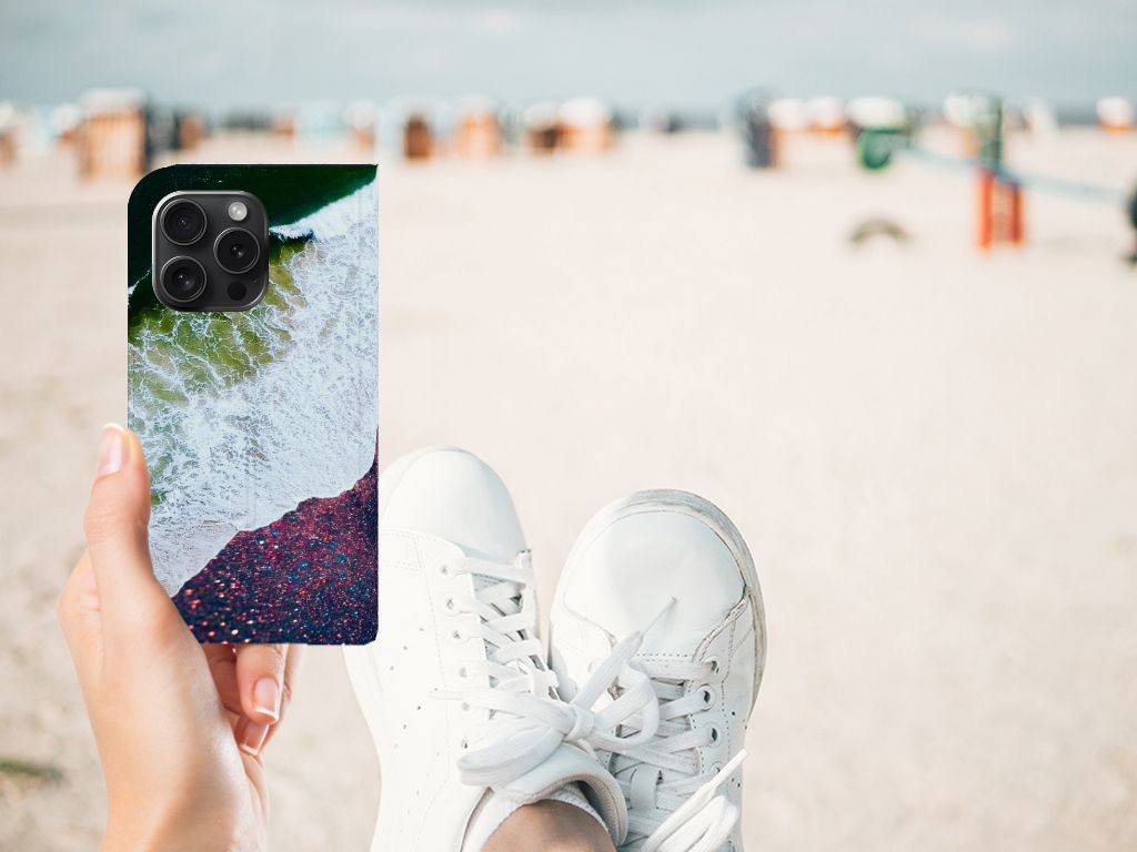 iPhone 15 Pro Stand Case Sea in Space met een strandachtergrond en sneakers in beeld. 🏖️