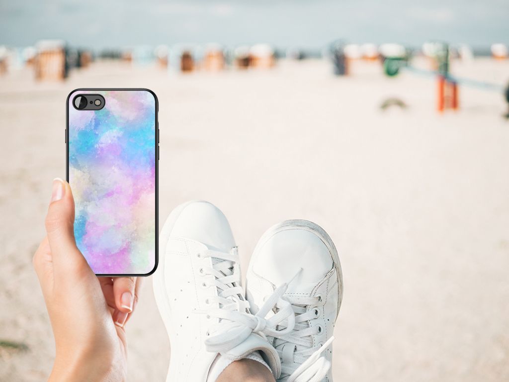 Kleurrijke Telefoonhoesje iPhone SE 2022 | SE 2020 | 7/8 Watercolor Light op een strand met sneakers.