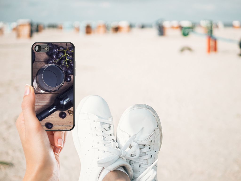 iPhone SE 2022 | SE 2020 | 7/8 Back Cover Hoesje Wijn met wijnfles en druiven op een strand.