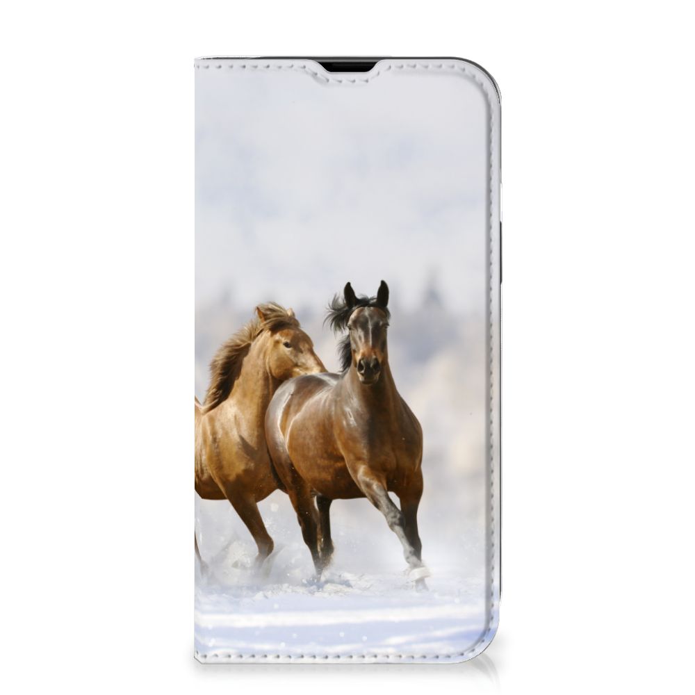 iPhone 14 Hoesje maken Paarden met print van rennende paarden in een winterse omgeving.