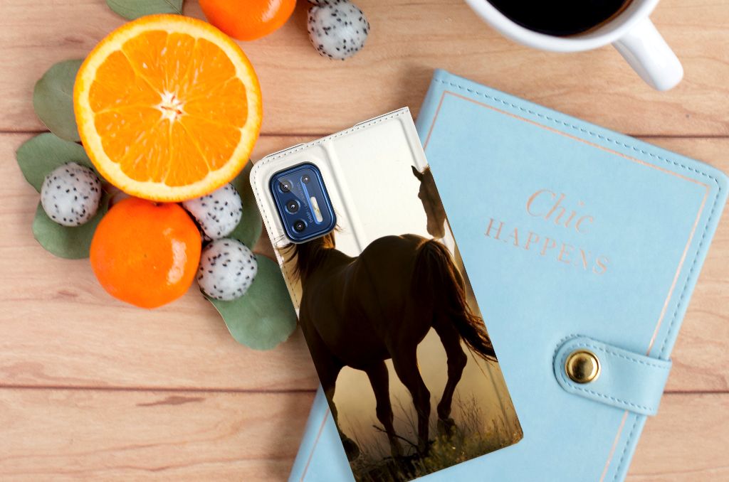Motorola Moto G9 Plus Hoesje maken Design Cowboy met afbeelding van een paard en fruit op een houten tafel.