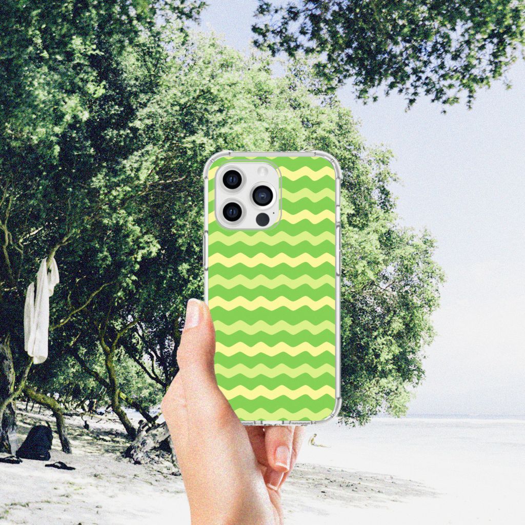 iPhone 13 Pro Max Doorzichtige Silicone Hoesje Waves Green met een golfdesign in een groene kleur.
