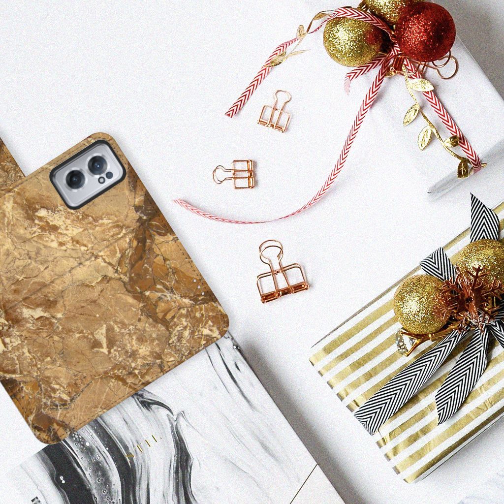 OnePlus Nord CE 2 Bookcase Marmer Creme met luxe marmerdesign en feestelijke decoraties.