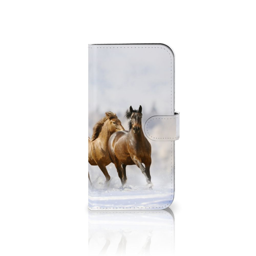 iPhone 15 Pro Max Telefoonhoesje met Pasjes Paarden met een afbeelding van rennende paarden 🐎 op een rustige achtergrond.