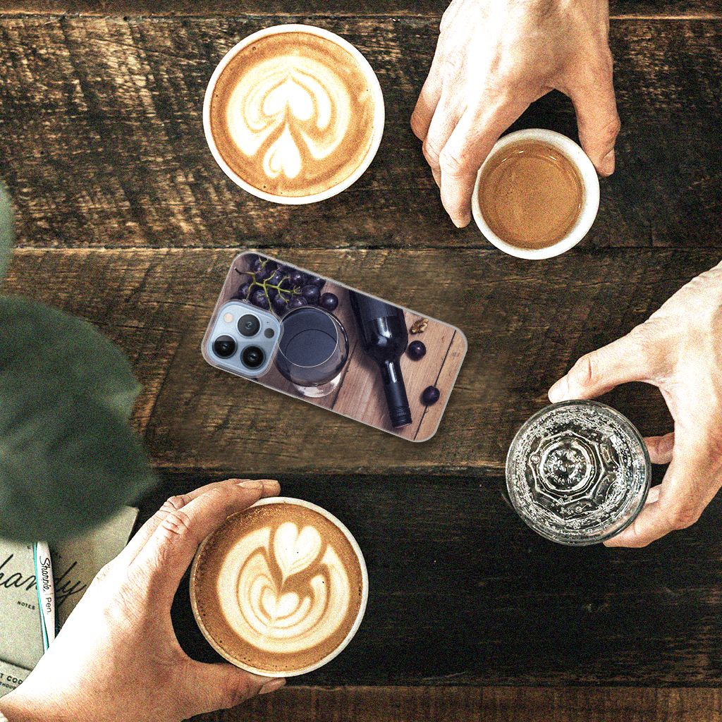 Apple iPhone 13 Pro Siliconen Case Wijn op tafel met koffiekoppen en wijnaccessoires