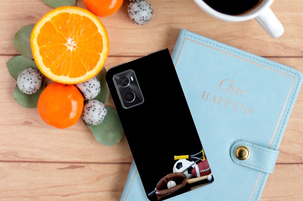 OPPO A96 | A76 Hippe Standcase Sports met sportafbeeldingen, gelegen naast fruit en een notitieboek.