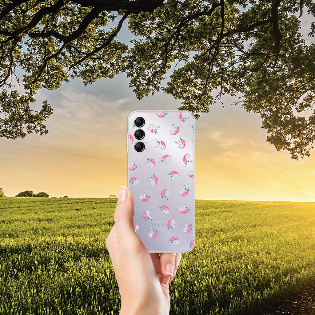 TPU bumper voor Samsung Galaxy A14 5G Unicorns met kleurrijk unicorn design in hand voor een natuurlijk landschap.