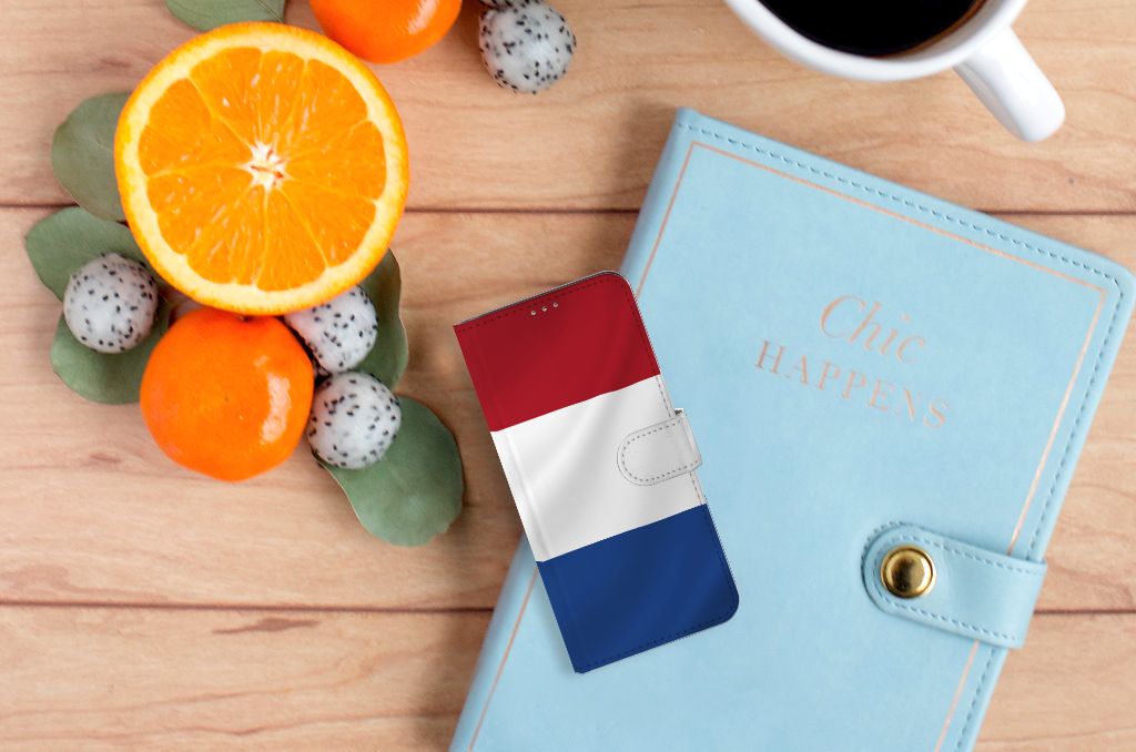Motorola Moto G60 Bookstyle Case Nederlandse Vlag op een houten tafel met fruit en een notitieboekje.