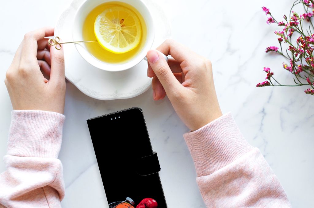 OPPO Find X5 Lite | Reno 7 5G Wallet Case met Pasjes Sports in use with a cup of tea and lemon.