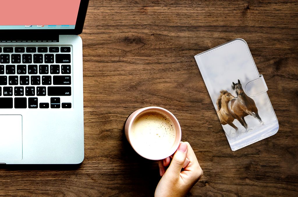 iPhone 15 Pro Max Telefoonhoesje met Pasjes Paarden op bureau met laptop en koffie
