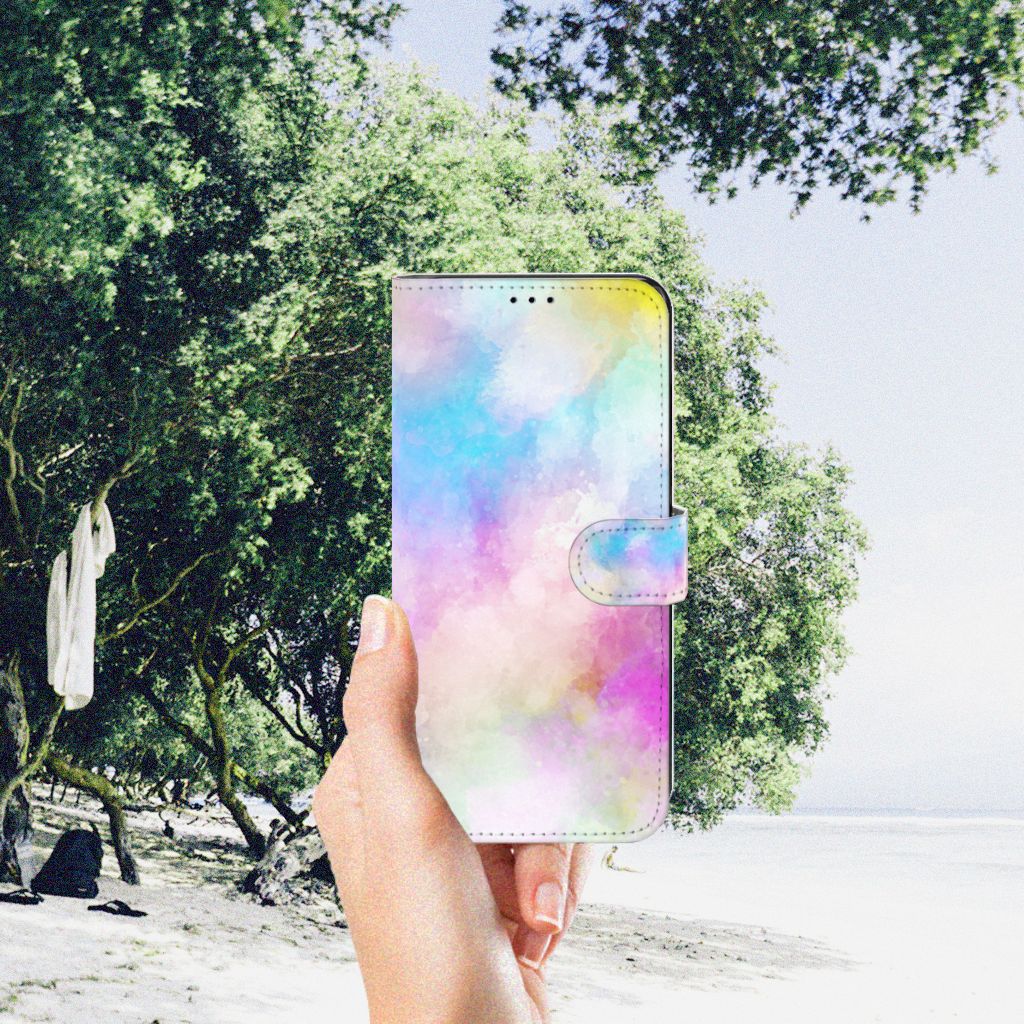 Hoesje Motorola Edge 30 Pro Watercolor Light met pastelkleuren in hand op een strandlocatie.