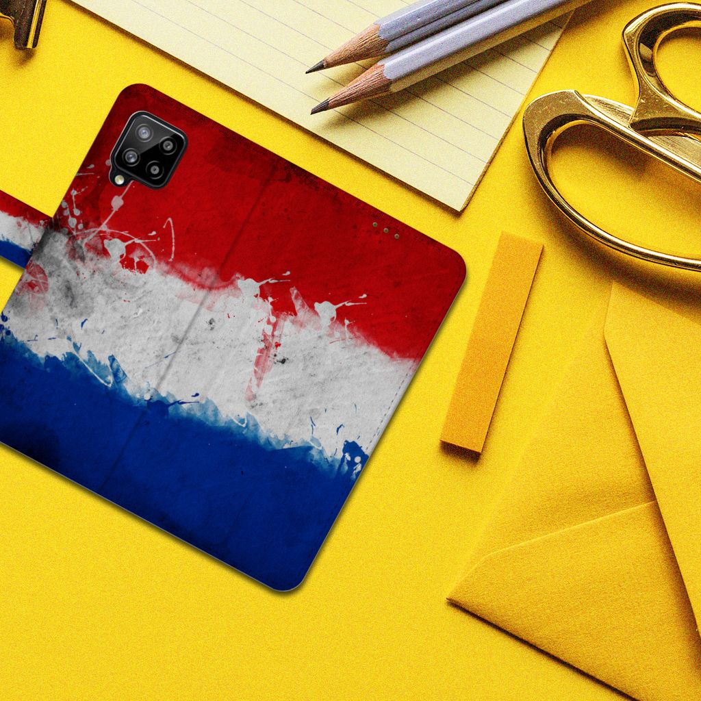 Samsung Galaxy A42 5G Bookstyle Case Nederland met artistiek design van de Nederlandse vlag op een bureau.