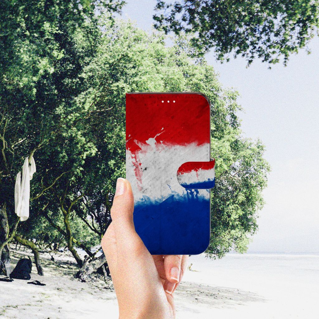Samsung Galaxy S23 Bookstyle Case Nederland met Nederlandse vlag in hand op het strand.
