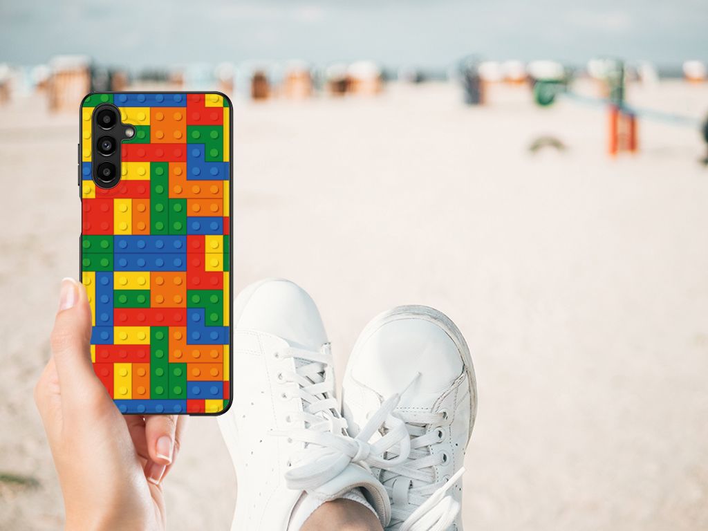 Samsung Galaxy A14 5G Back Case Blokken in hand met kleurrijk ontwerp op het strand.