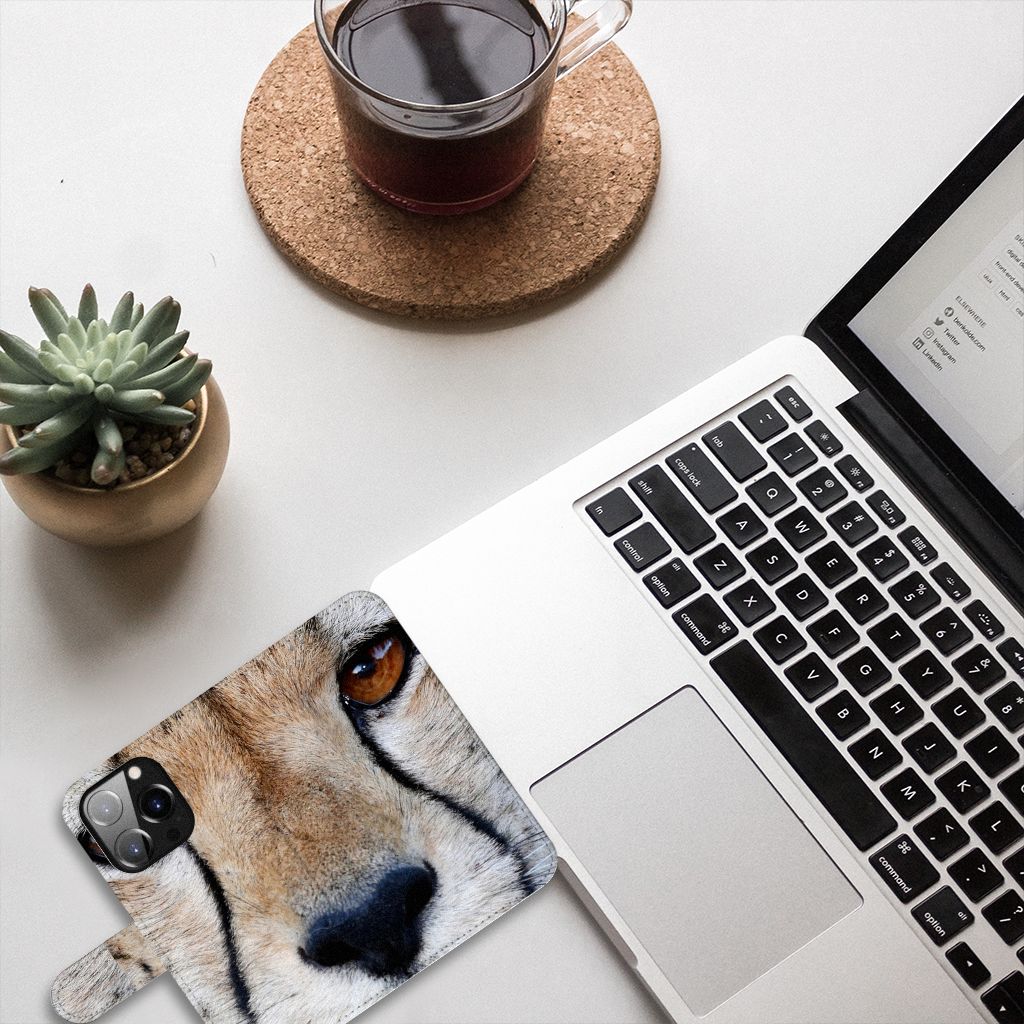 iPhone 14 Pro Telefoonhoesje met Pasjes Cheetah naast een laptop en een kopje koffie.