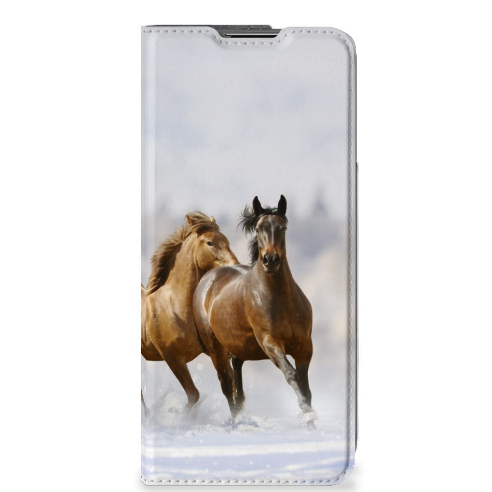 OnePlus Nord CE 2 5G Hoesje maken Paarden met afbeelding van rennende paarden in een sneeuwlandschap.