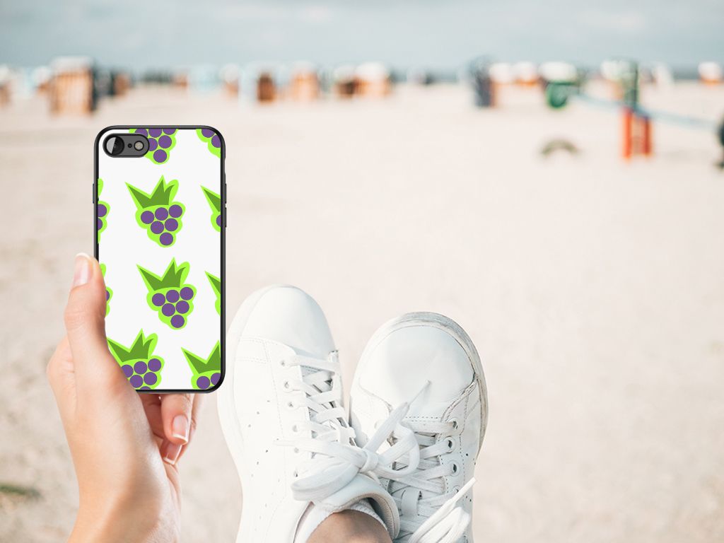iPhone SE 2022 | SE 2020 | 7/8 Back Cover Hoesje Druiven in hand met sneakers op het strand.