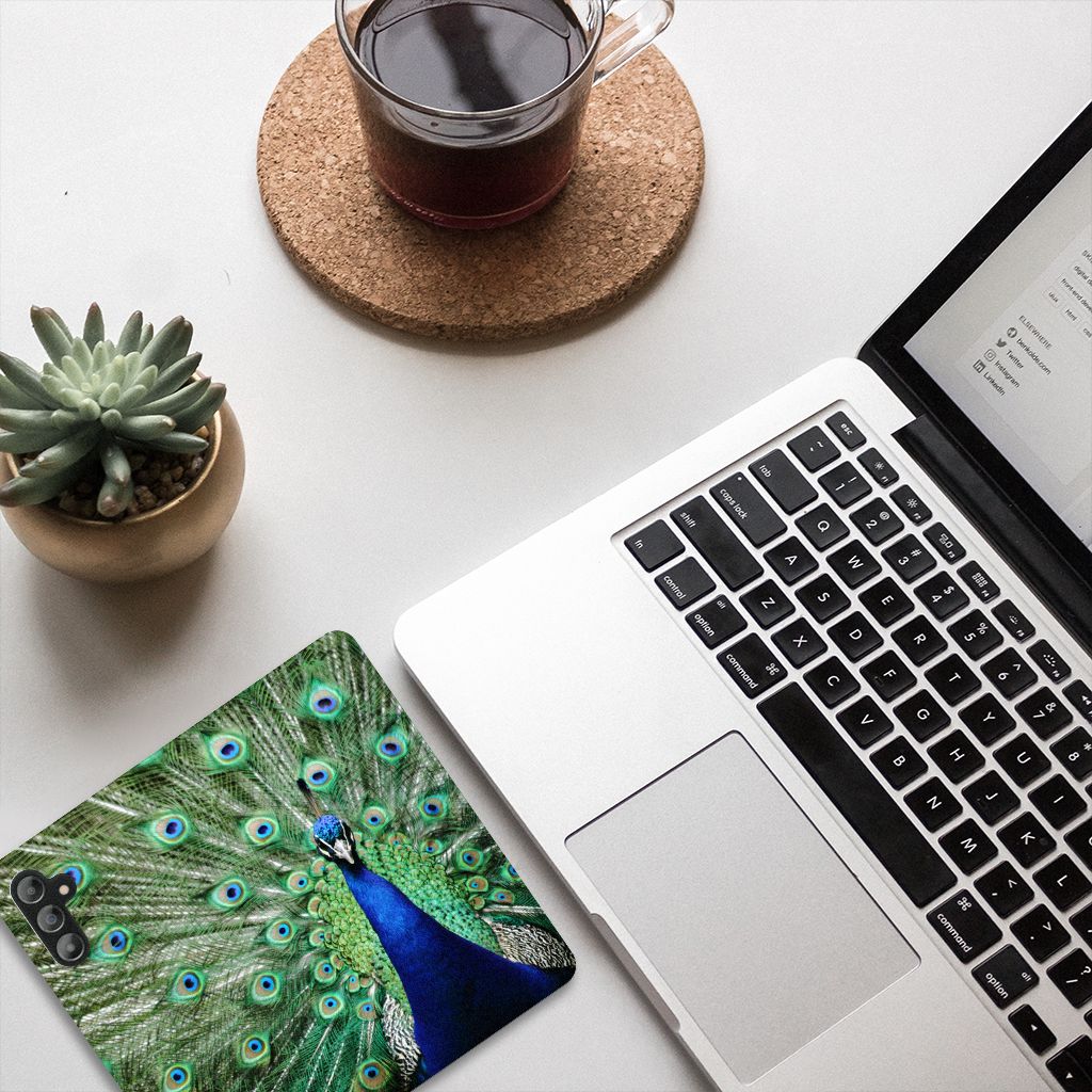 Samsung Galaxy A14 5G Hoesje maken Pauw met kleurrijke pauwprint op een bureau met laptop en planten.