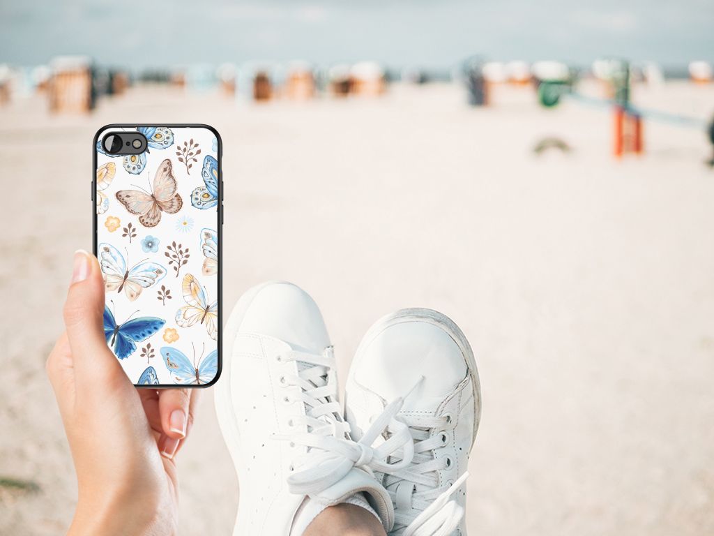 Dierenprint Telefoonhoesje voor iPhone SE 2022 | SE 2020 | 7/8 Vlinder in hand met sneakers op het strand.
