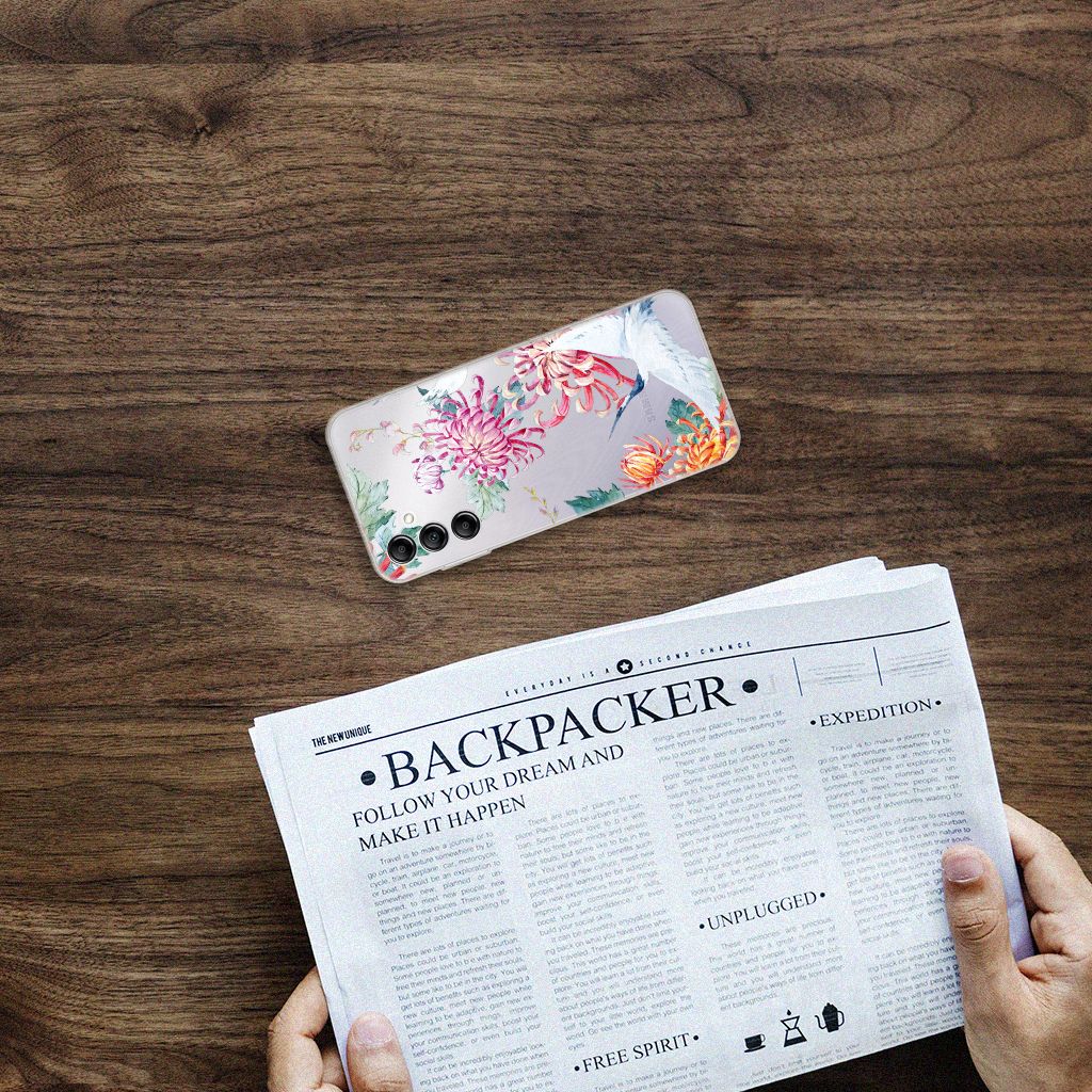 Samsung Galaxy A14 5G TPU Hoesje Bird Flowers on a wooden table with newspaper.