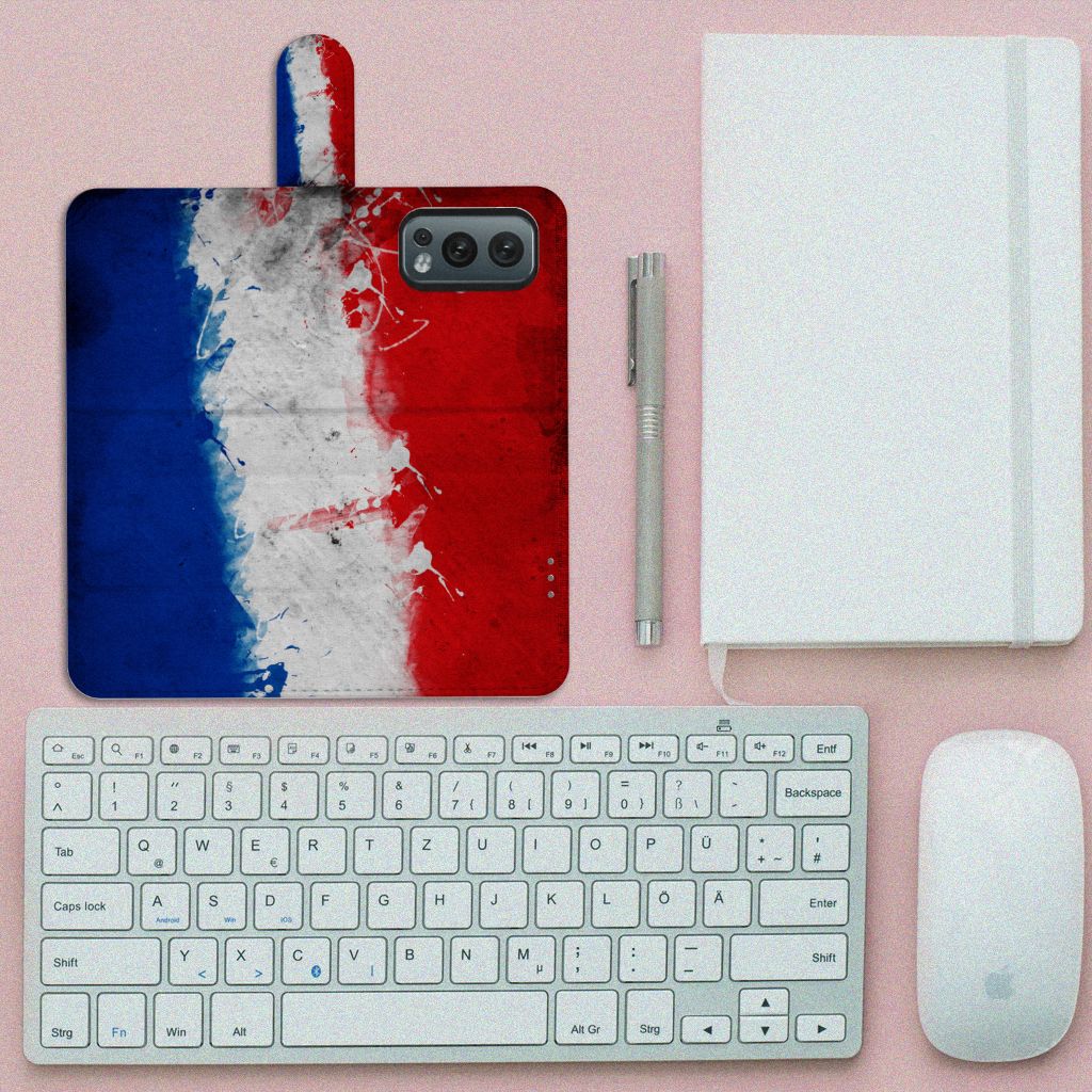 OnePlus Nord 2 5G Bookstyle Case Nederland met Nederlandse vlag op een bureau met toetsenbord