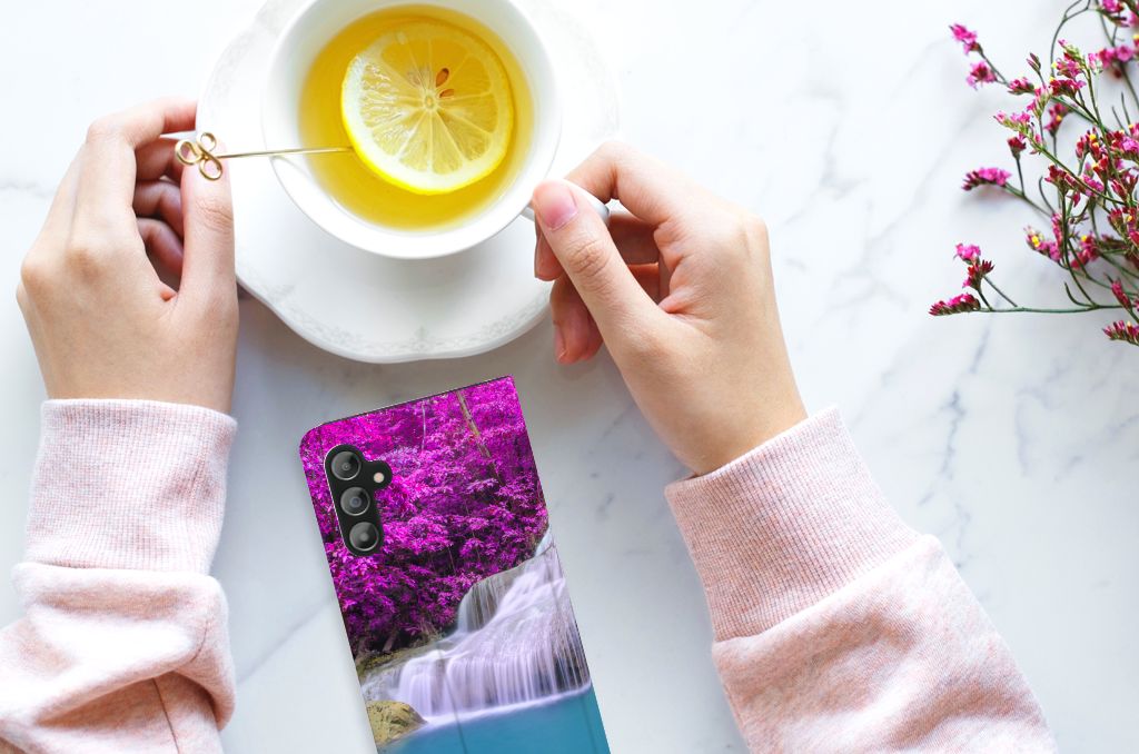 Samsung Galaxy A14 4G Book Cover Waterval met kleurrijke waterval en handen die een kopje thee vasthouden.