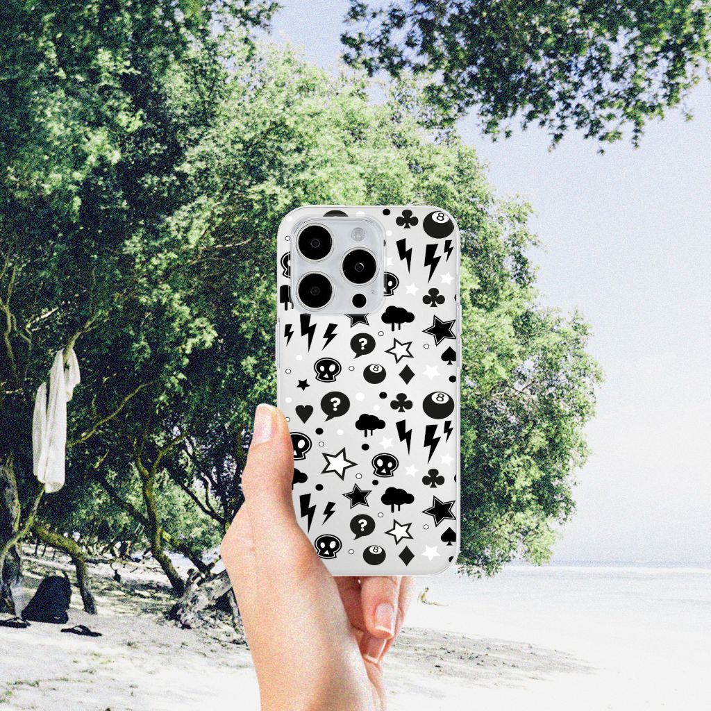 Silicone Back Case iPhone 15 Pro Max Silver Punk met stoere ontwerpen zoals bliksem en sterren op een strand.