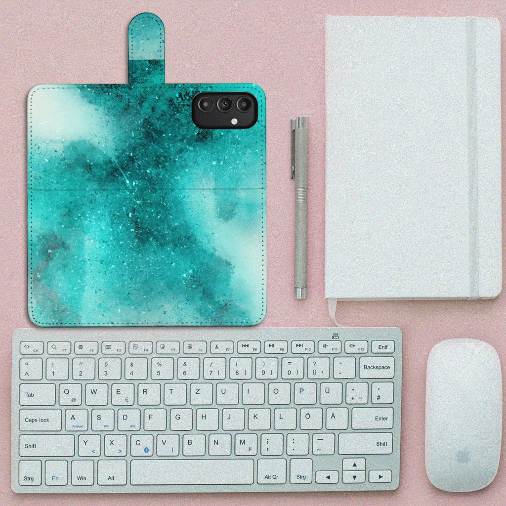 Hoesje Samsung Galaxy A14 4G Painting Blue met een prachtig blauw palet design op een bureau met accessoires.