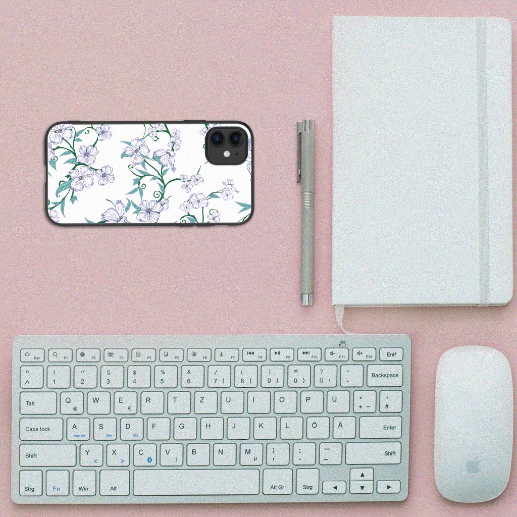 iPhone 11 Uniek Bloemen Hoesje Blossom White op een bureau met toetsenbord en notitieboek.