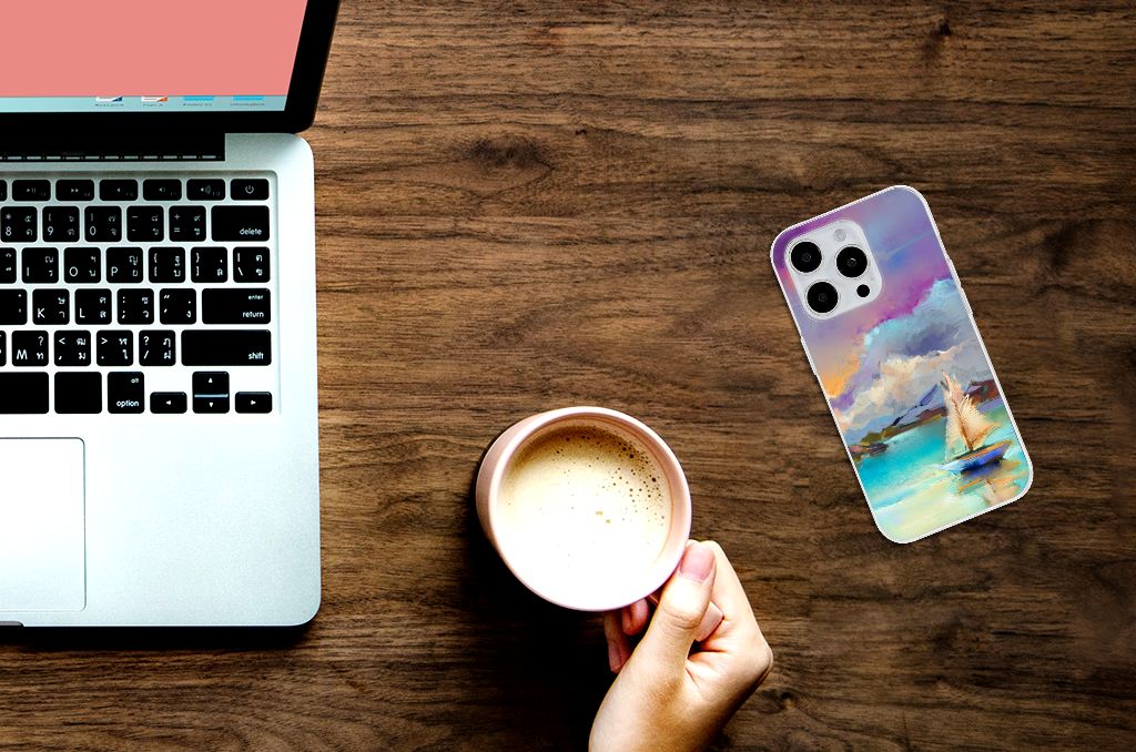 Hoesje maken iPhone 15 Pro Boat met abstract zeilboot ontwerp op een bureau met laptop en koffie ☕.