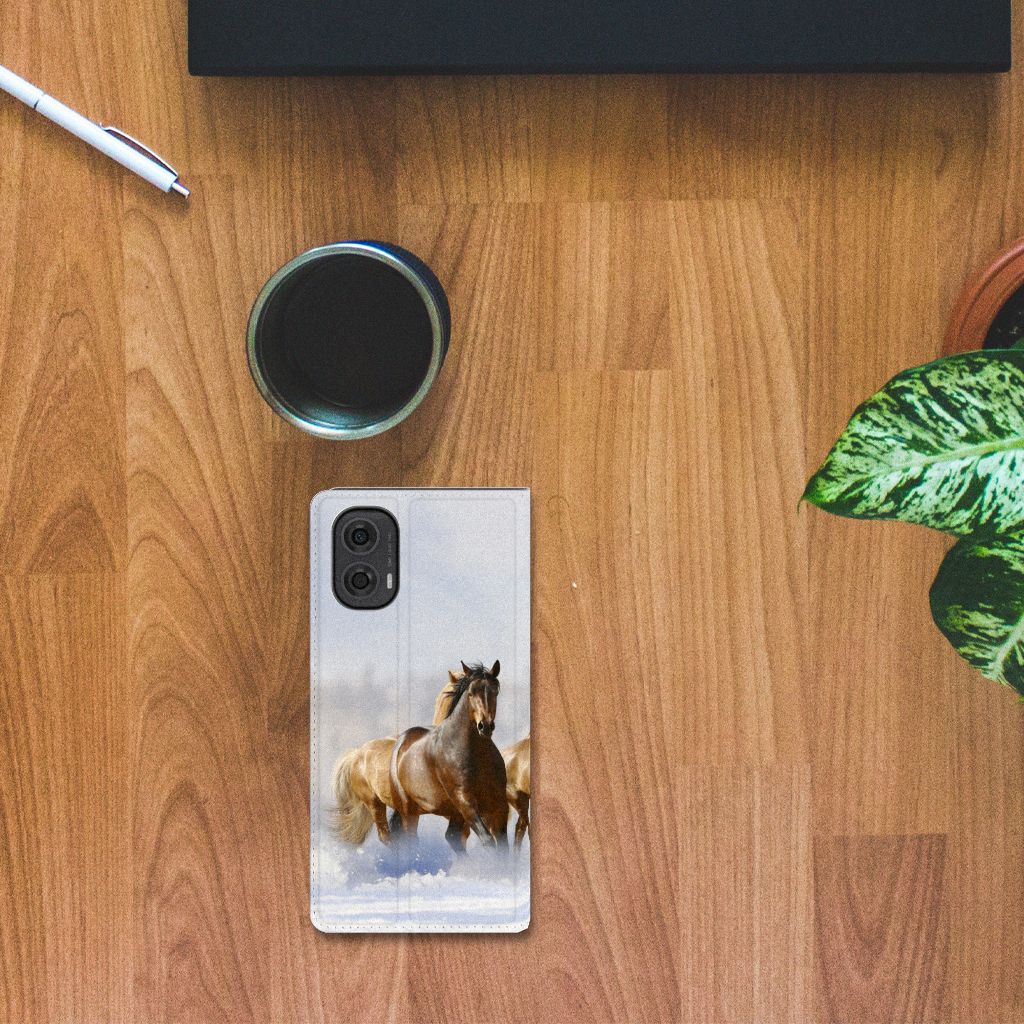 Motorola Moto G24 | G04 | G24 Power Hoesje maken Paarden met paardenprint op een houten tafel.
