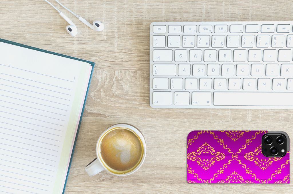 Telefoon Hoesje iPhone 13 Pro Max Barok Roze op bureau met koffie en toetsenbord ☕