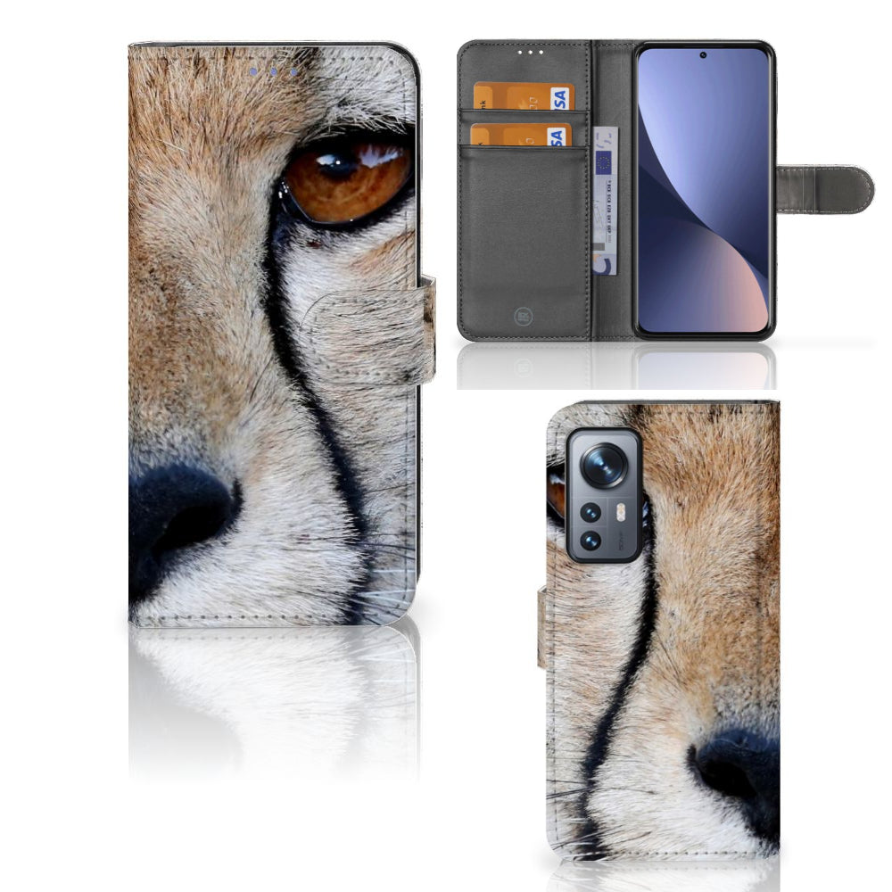 Xiaomi 12 | 12X Telefoonhoesje met Pasjes Cheetah met close-up van cheeta gezicht en ruimte voor 3 pasjes.
