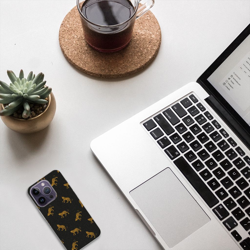 TPU Hoesje voor Apple iPhone 14 Pro Leopards op bureau met laptop en koffie.