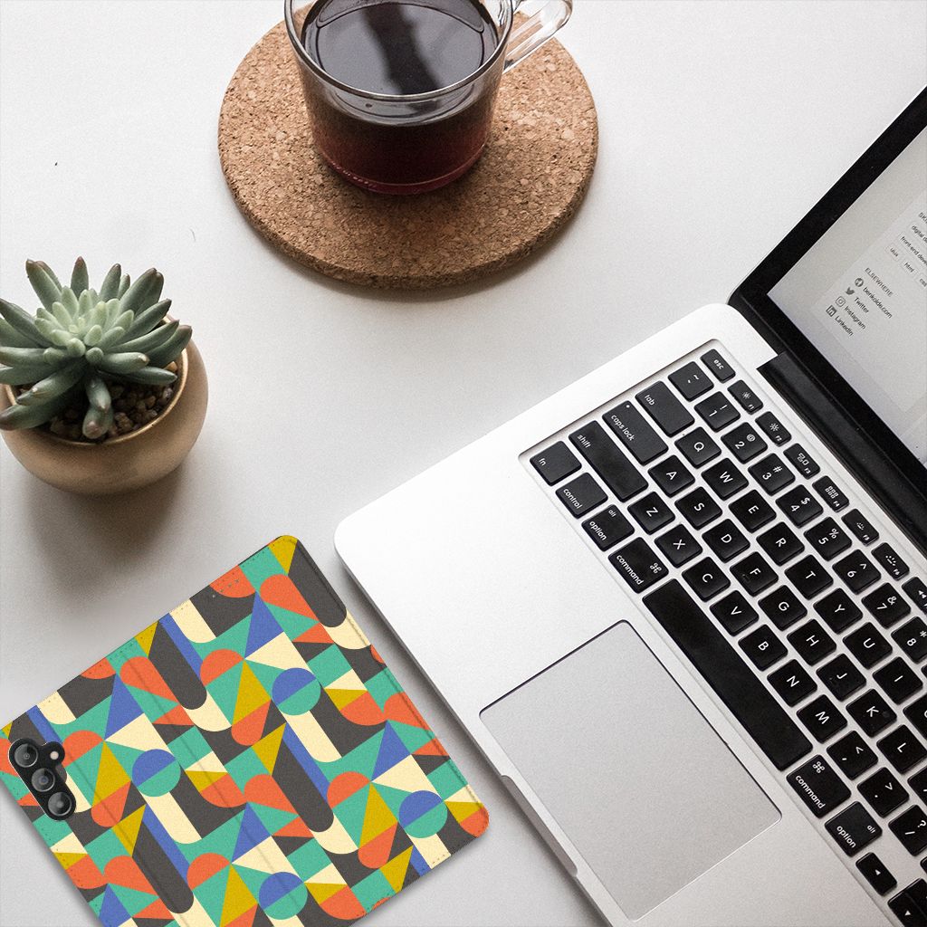 Samsung Galaxy A14 5G Hoesje met Magneet Funky Retro op een bureau met een laptop en een kopje koffie.