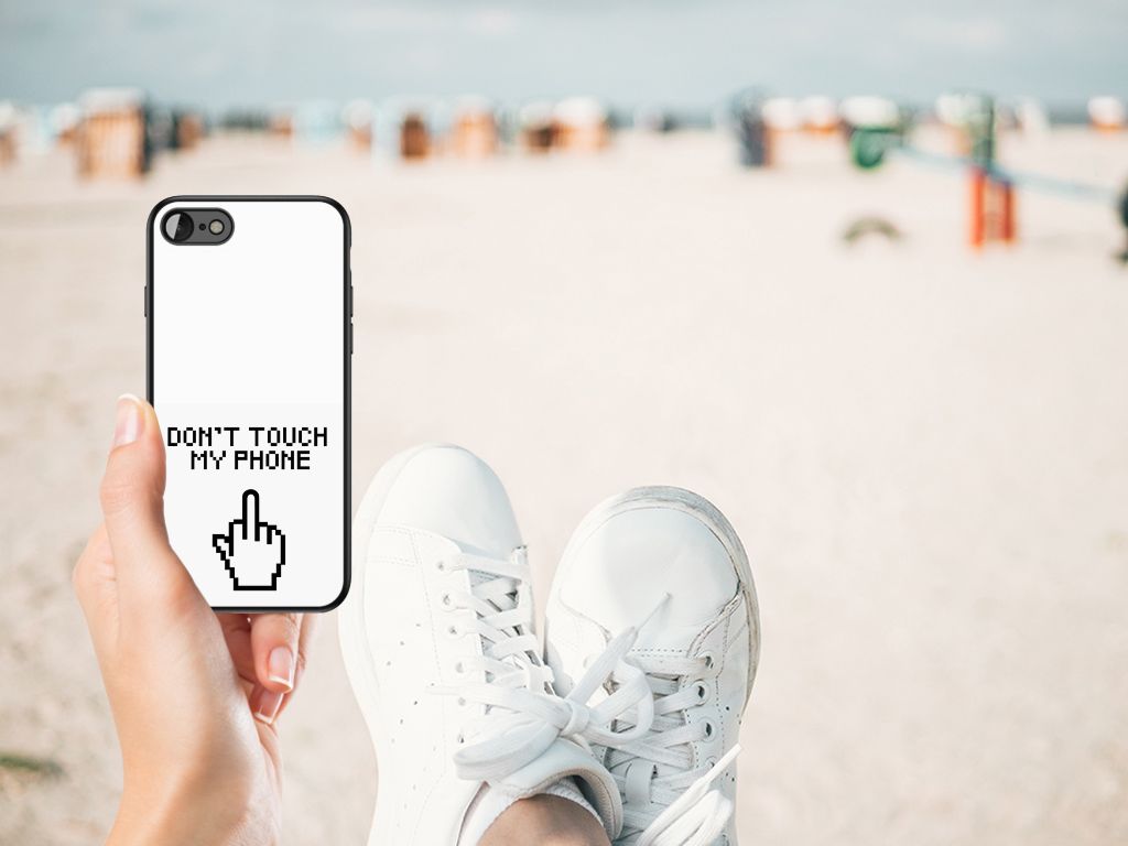 Hand holding an iPhone SE 2022 | SE 2020 | 7/8 Telefoon Hoesje Finger Don't Touch My Phone on a beach.