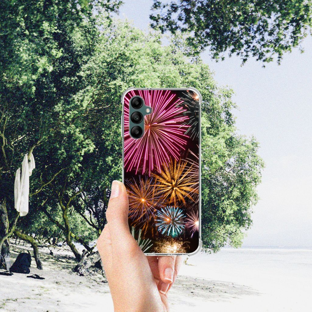 Samsung Galaxy A14 5G/4G Anti Shock Bumper Case Vuurwerk met kleurrijk vuurwerkdesign in hand op het strand.