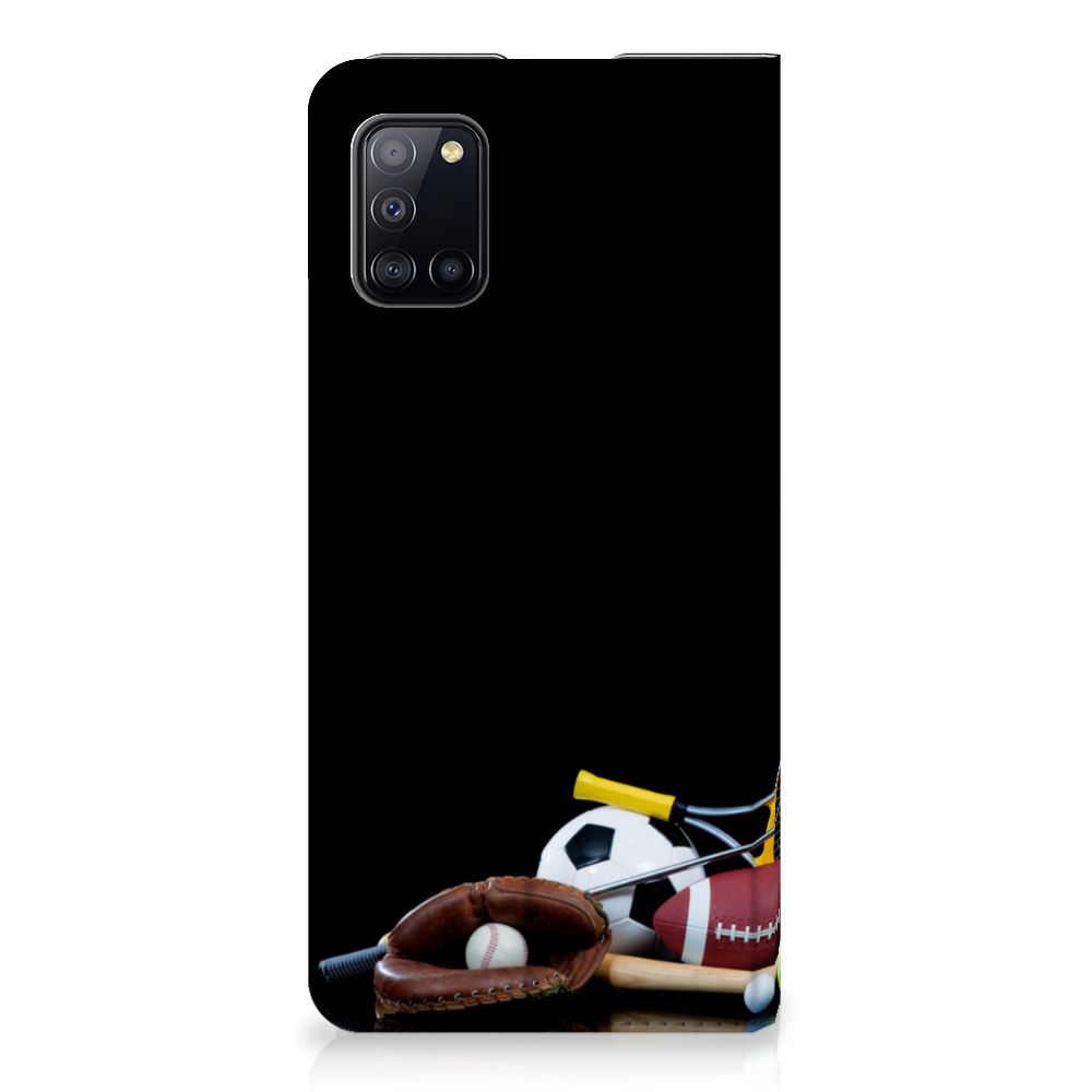 Samsung Galaxy A31 Hippe Standcase Sports met sportballen en uitrusting.