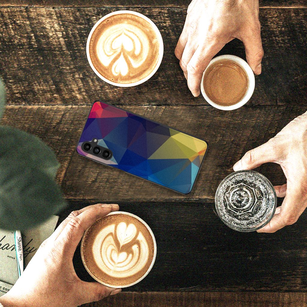 Samsung Galaxy A14 5G Backcover Polygon Dark op tafel met koffiekoppen en een glas water, in een gezellige setting.