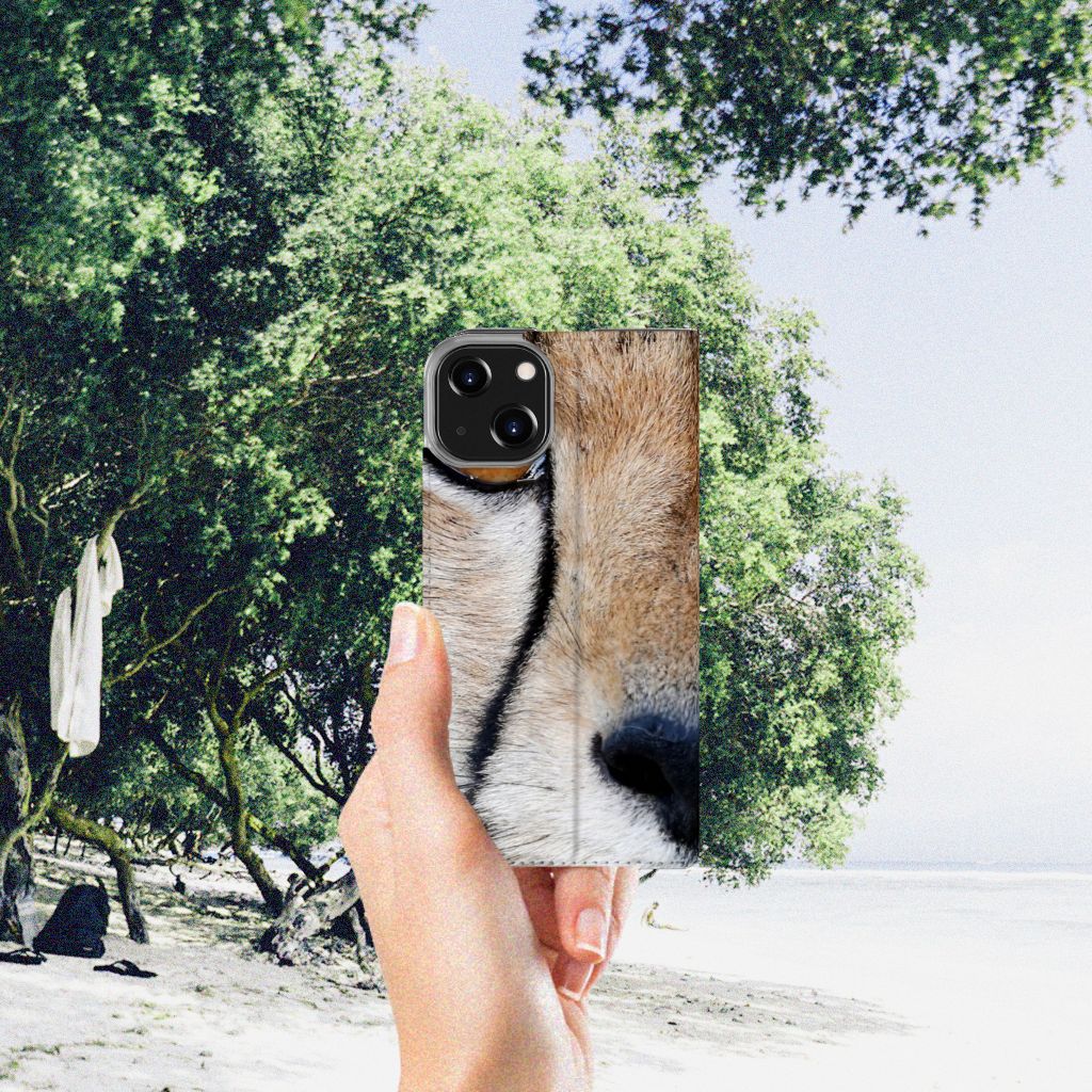 iPhone 14 Hoesje maken Cheetah met close-up van jachtluipaard in een natuurlijke omgeving.