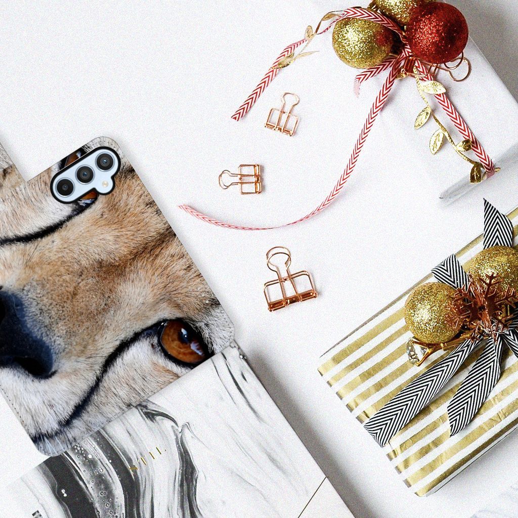 Samsung Galaxy A54 5G Telefoonhoesje met Pasjes Cheetah op een stijlvolle ondergrond met cadeaus en decoraties.