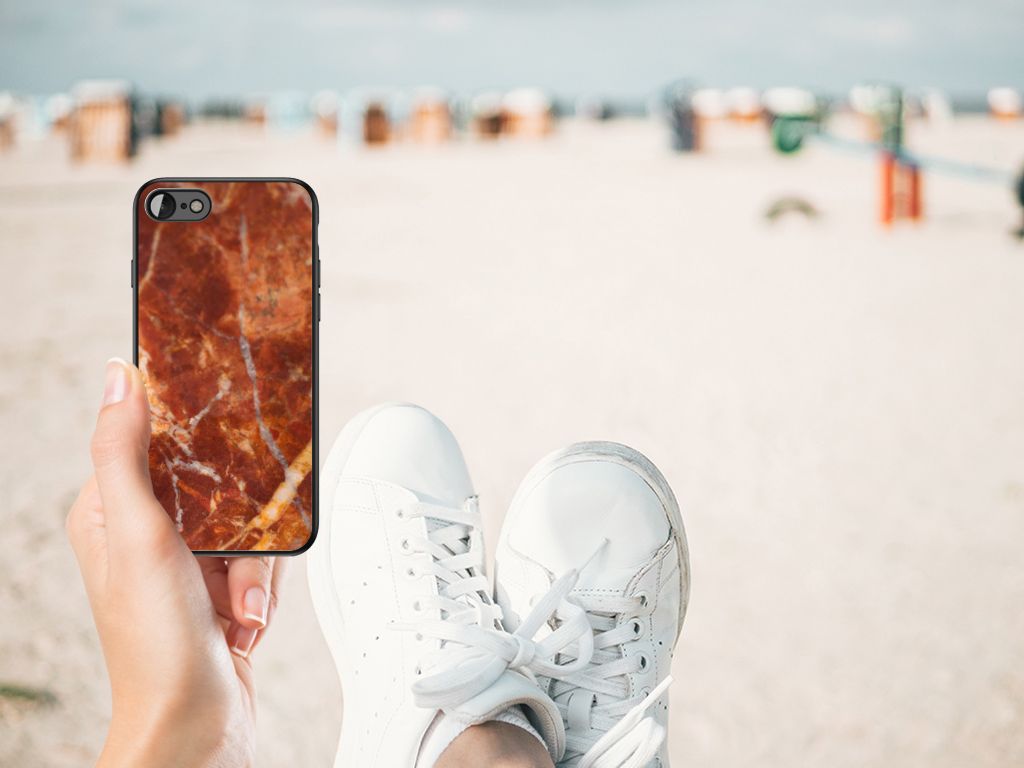 iPhone SE 2022 | SE 2020 | 7/8 Marmeren Print Telefoonhoesje Marmer Bruin op het strand in hand.