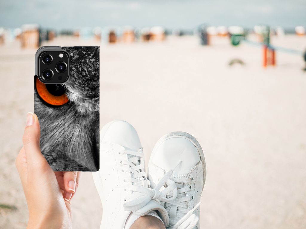 iPhone 13 Pro Hoesje maken Uil heldhaftig vastgehouden op het strand met sneakers en een zomerachtergrond.