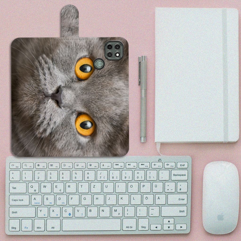 Telefoonhoesje met Pasjes Motorola Moto G9 Power Britse Korthaar op een bureau met toetsenbord en muis.