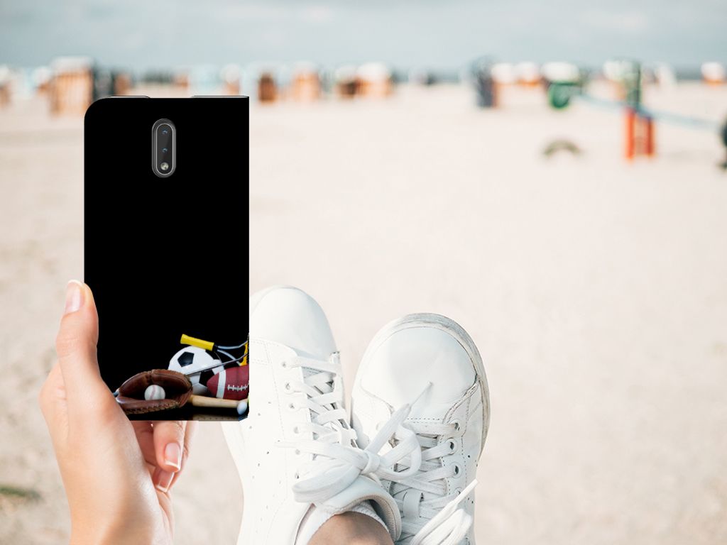 Nokia 2.3 Hippe Standcase Sports met sportballen op een achtergrond van een strand.