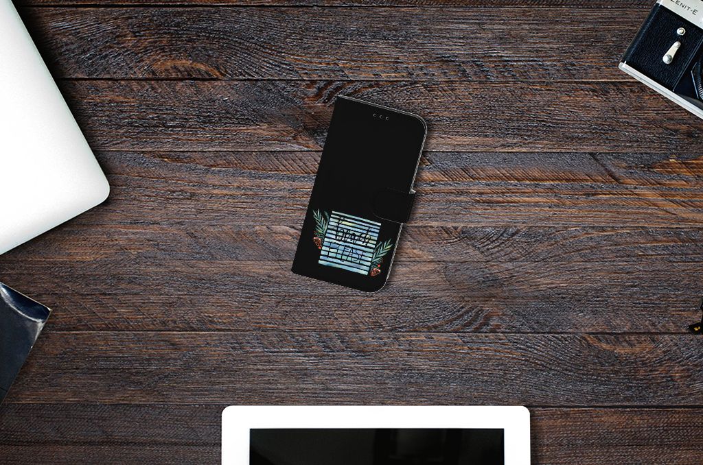 Apple iPhone 13 Leuk Hoesje Boho Beach op een houten bureau met een laptop en tablet.