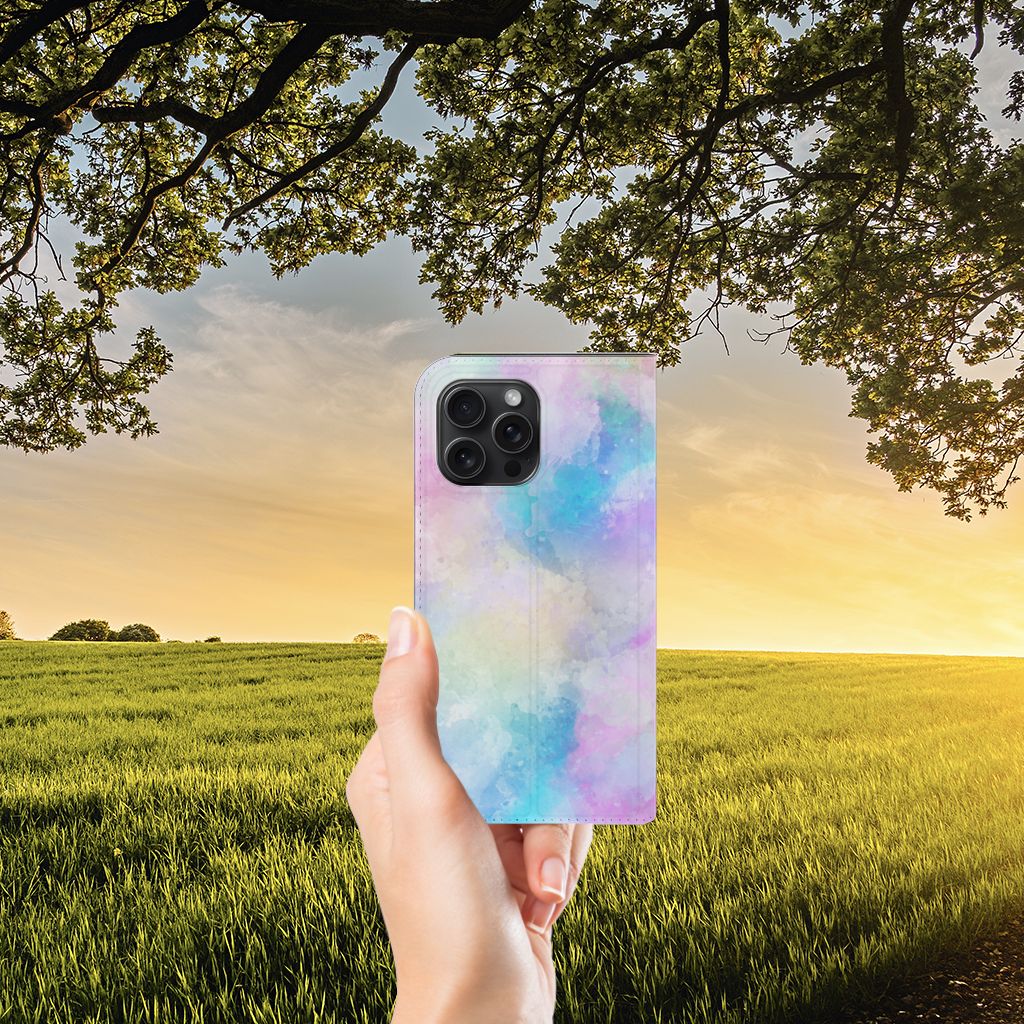 Bookcase iPhone 15 Pro Max Watercolor Light hoesje met pastel kleuren in hand voor een zonsondergang 🌅.