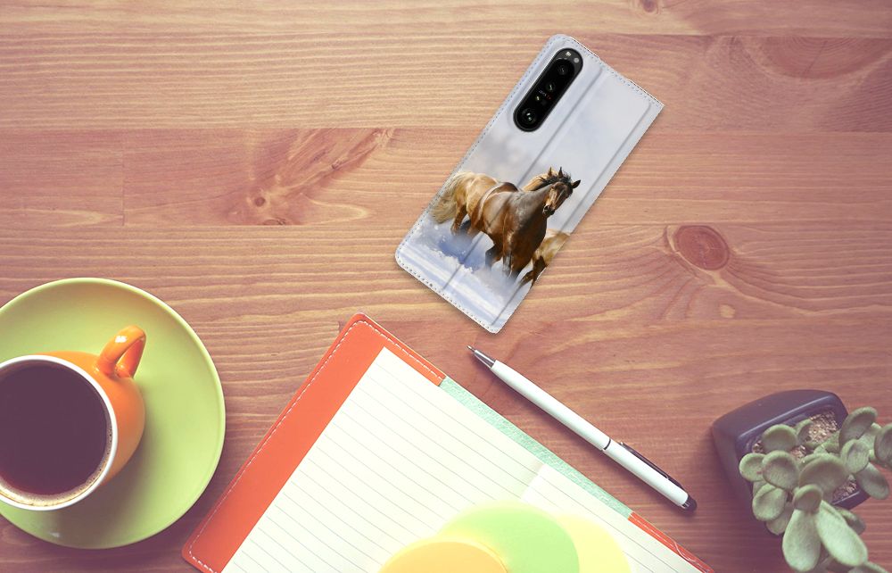 Sony Xperia 1 III Hoesje maken Paarden op een bureau met een kopje koffie en notitieboek.